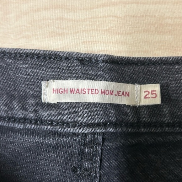 Levis High Waisted Mom Jeans Black Washed Distressed Women's Size 25 - Picture 3 of 6